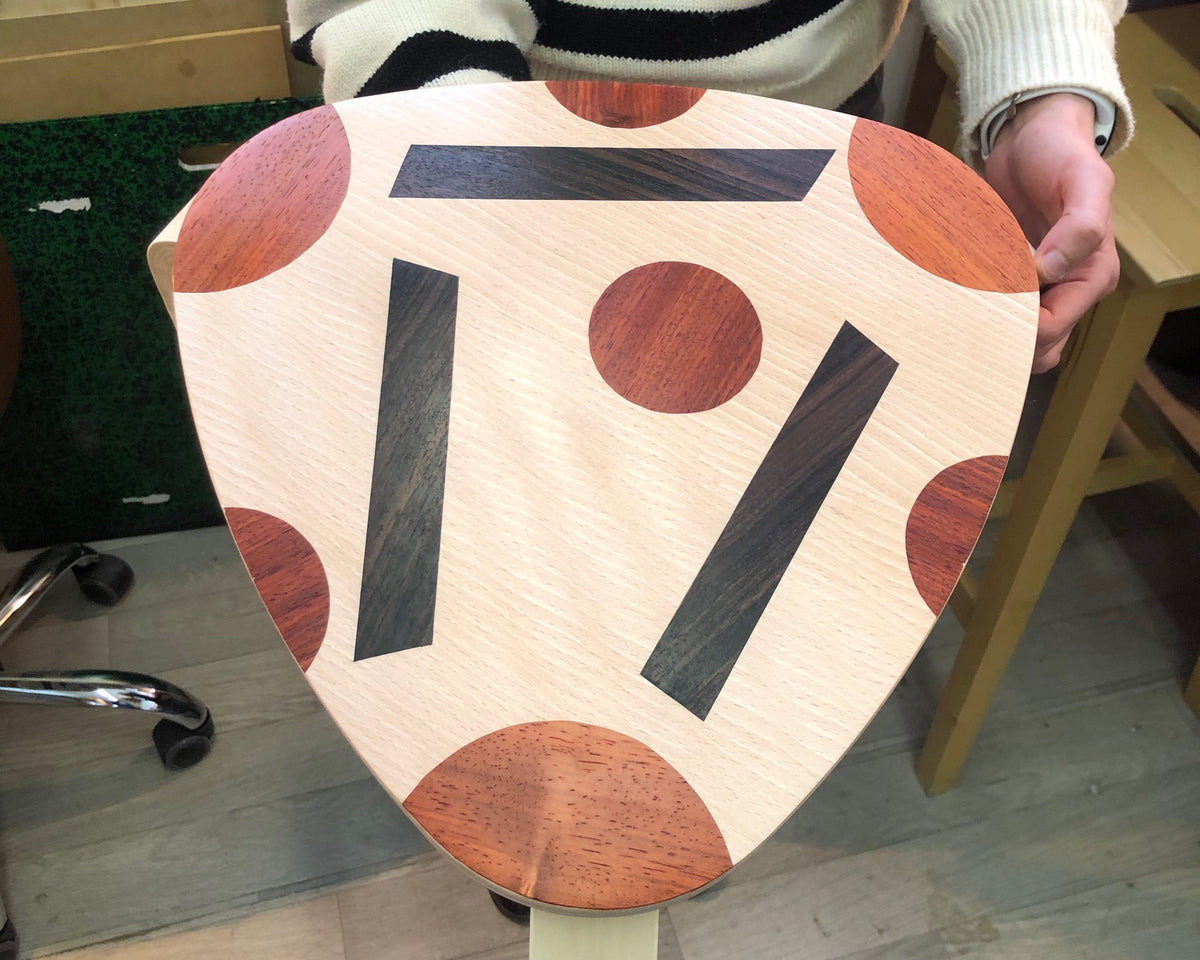 Décorez votre tabouret en marqueterie contemporaine