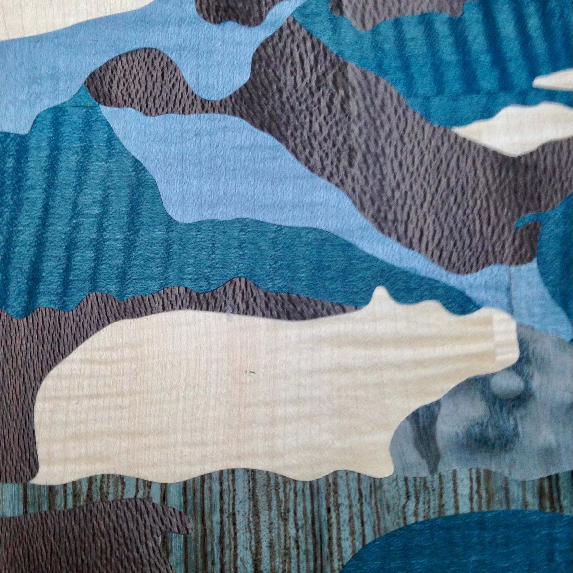 Panneau décoratif en marqueterie de bois composé de formes géométriques et de teintes naturelles, réalisé lors du stage d’initiation à l’Atelier Nathalie Melon près de Nancy.