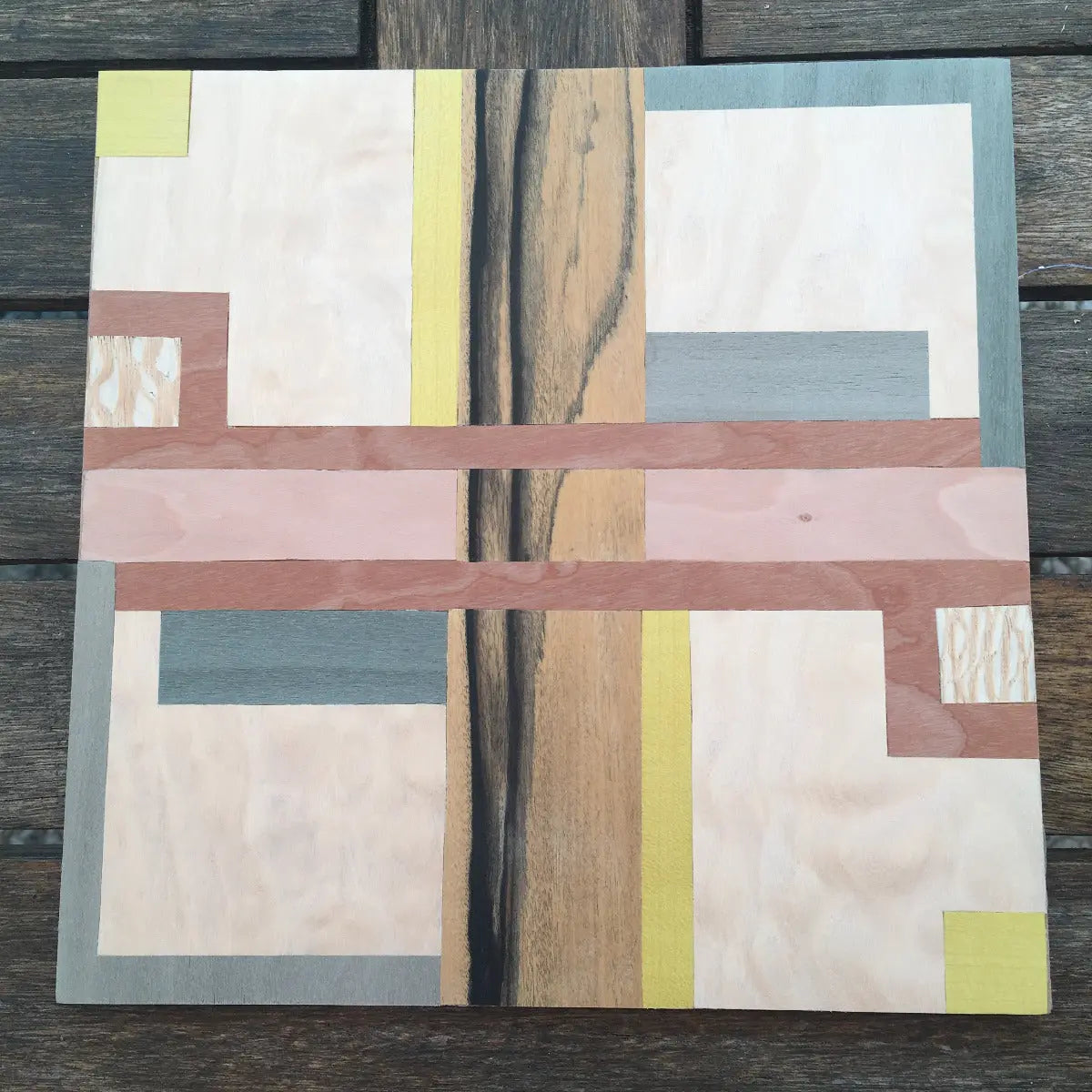 Composition abstraite en marqueterie de bois aux teintes bleues, brunes et naturelles réalisée lors d’un stage à l’Atelier Nathalie Melon à Nancy.