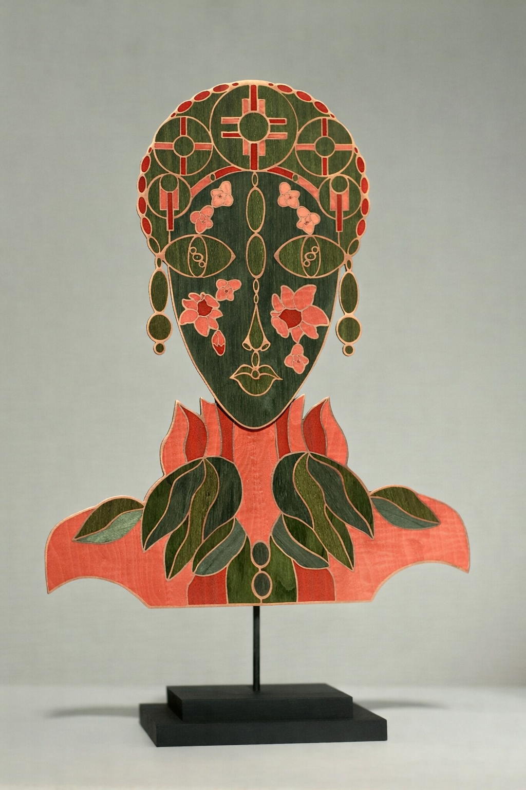 Masque décoratif en marqueterie cloisonnée bois et métal, pièce façonnée à la main sur socle