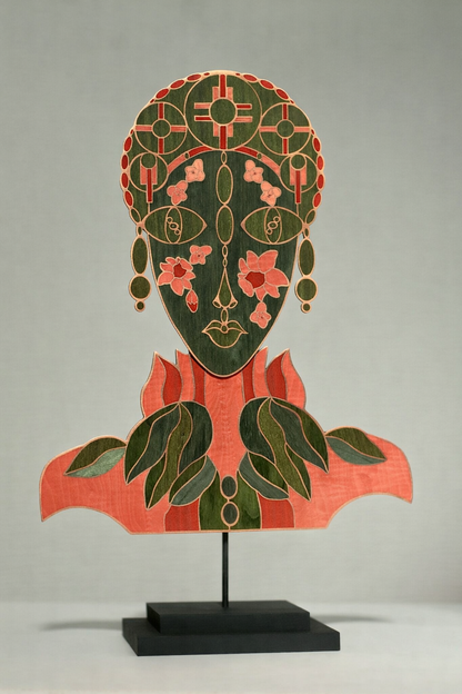 Masque décoratif en marqueterie cloisonnée bois et métal, pièce façonnée à la main sur socle