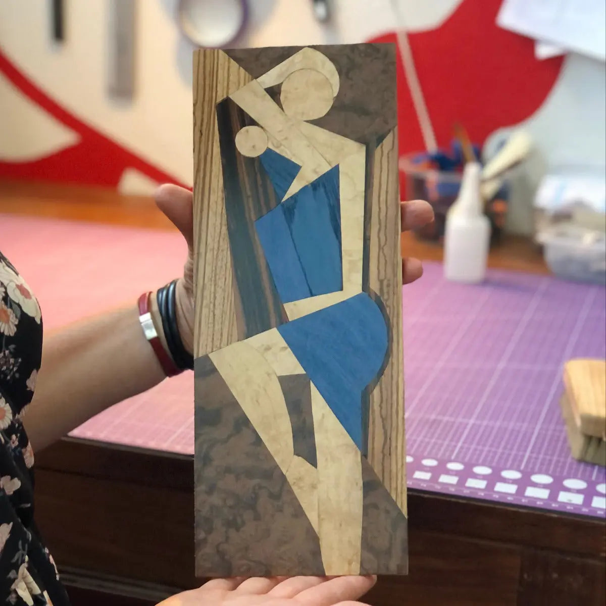 Motif figuratif en marqueterie de bois aux teintes naturelles et bleues, réalisé lors du stage d’initiation à l’Atelier Nathalie Melon à Nancy