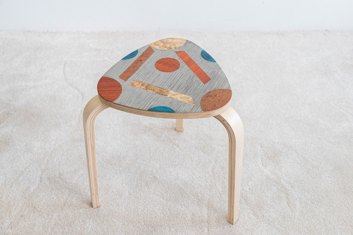 Tabouret décoré en marqueterie bois réalisé à la main lors d’un stage à l’Atelier Nathalie Melon à Nancy.