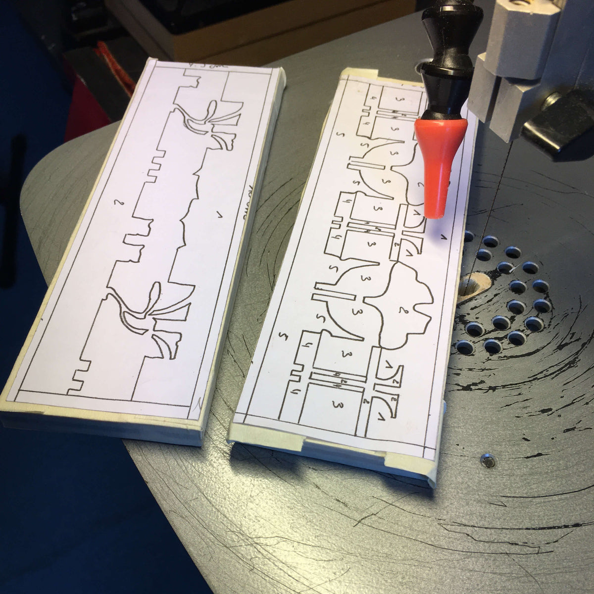Étape de découpe à la scie à chantourner lors d’un stage de marqueterie bois.