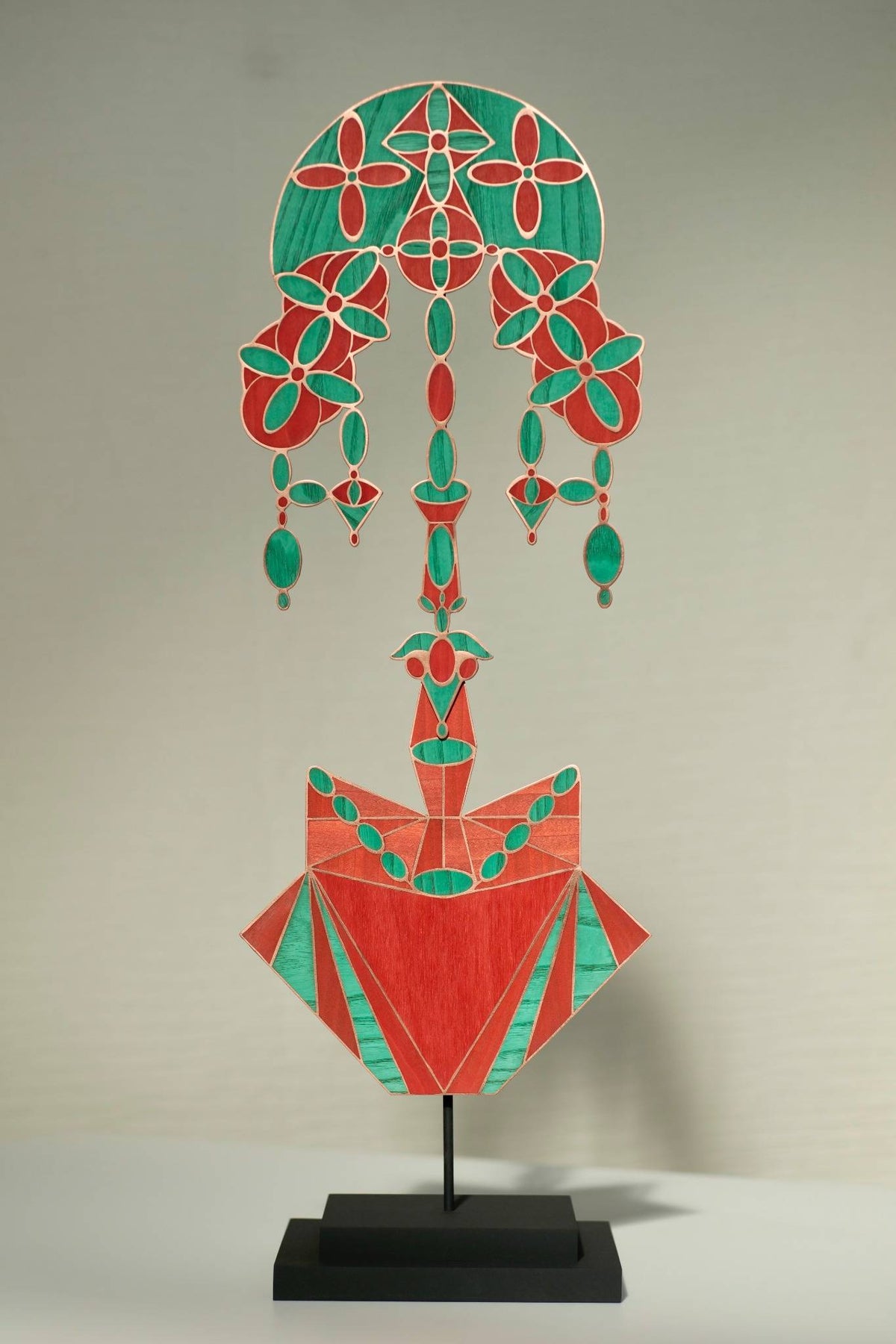 Masque « Battements » en marqueterie cloisonnée bois et métal, sculpture contemporaine à poser signée Atelier Nathalie Melon.