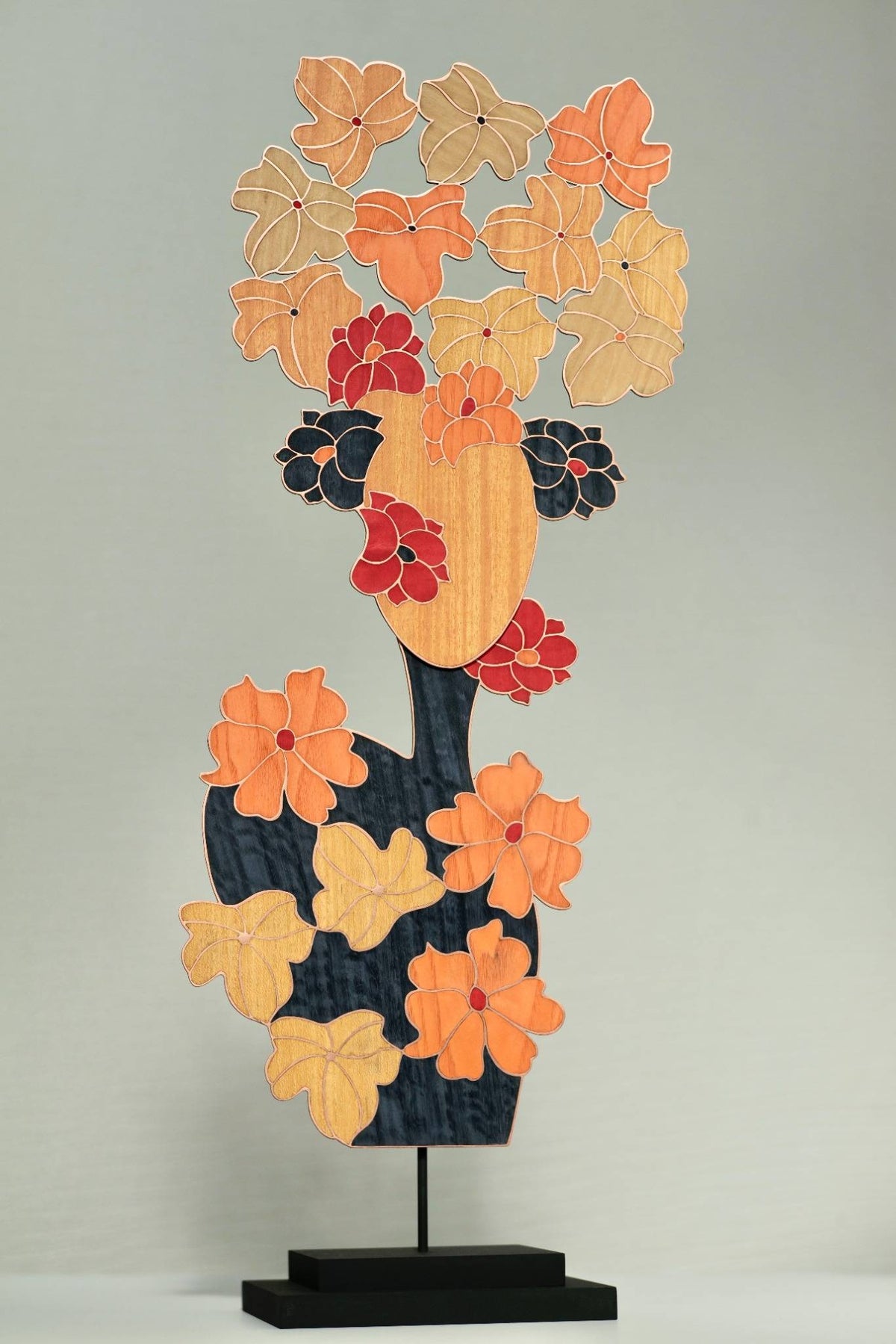 Masque « Floraison » en marqueterie cloisonnée bois et métal, œuvre contemporaine à poser, réalisée à la main par Atelier Nathalie Melon.