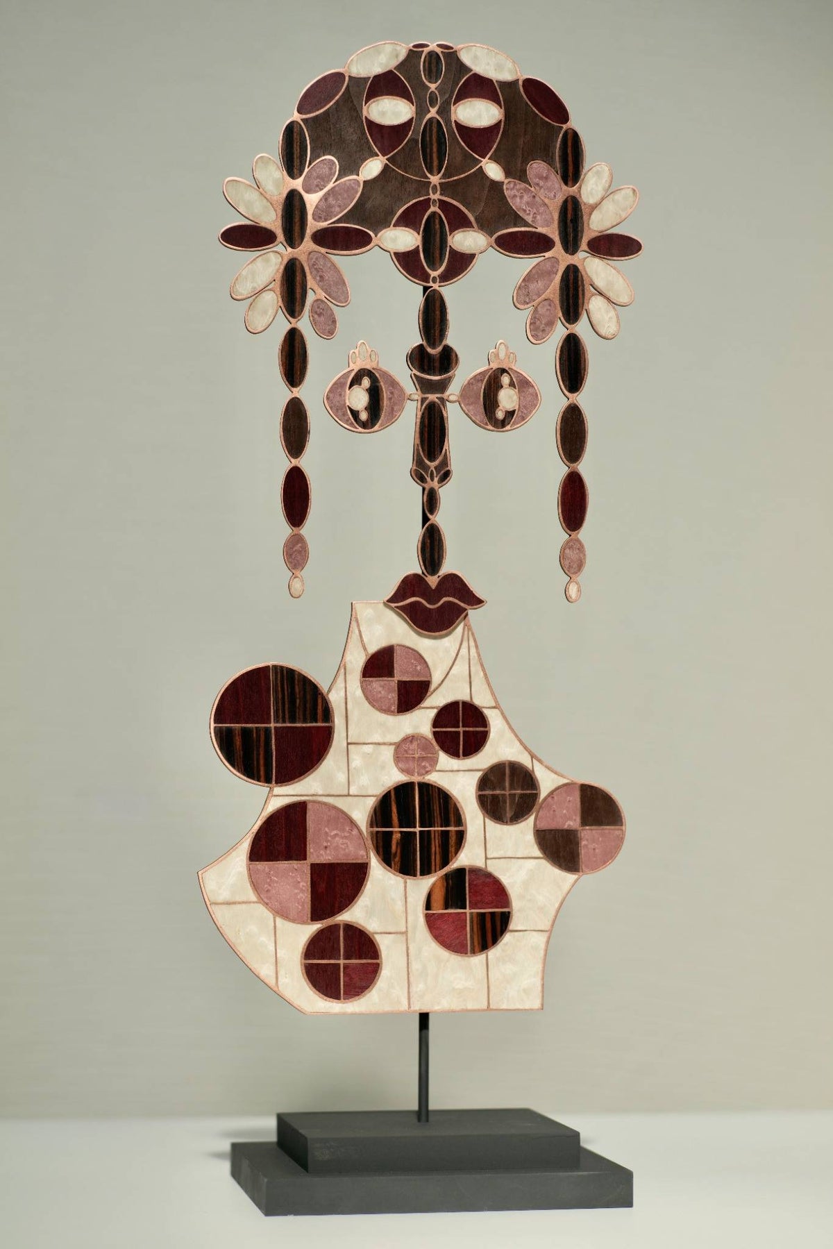 Masque sur socle « Sentinelle » en marqueterie cloisonnée bois et métal, création Atelier Nathalie Melon – sculpture décorative contemporaine.