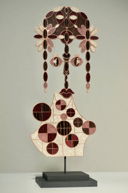 Masque sur socle « Sentinelle » en marqueterie cloisonnée bois et métal, création Atelier Nathalie Melon – sculpture décorative contemporaine.