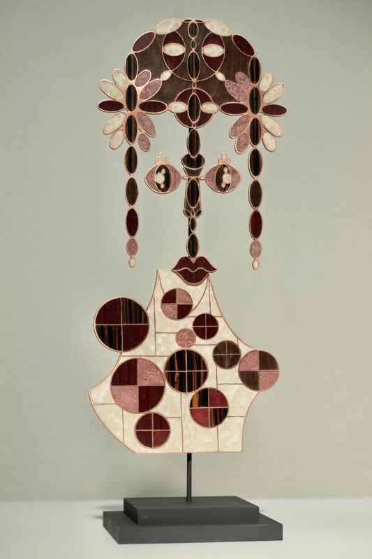 Masque sur socle « Sentinelle » en marqueterie cloisonnée bois et métal, création Atelier Nathalie Melon – sculpture décorative contemporaine.